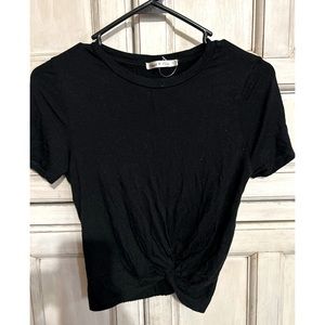 Basic black crop with twist
